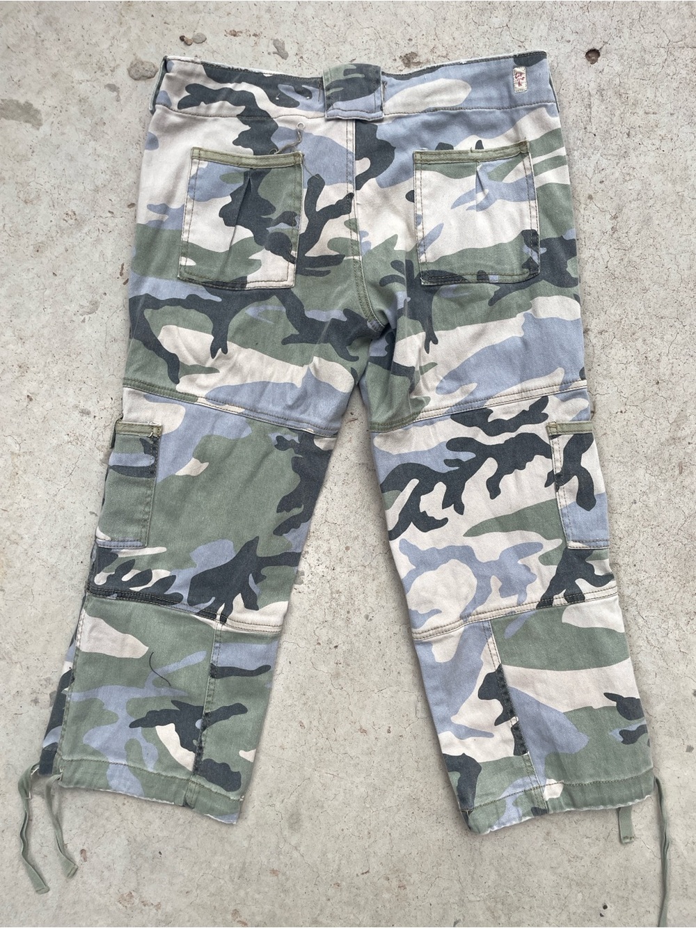 Bongo RARE Vintage Y2K Camo Cargo Low Rise Capri Pants - Picture 5 of 5